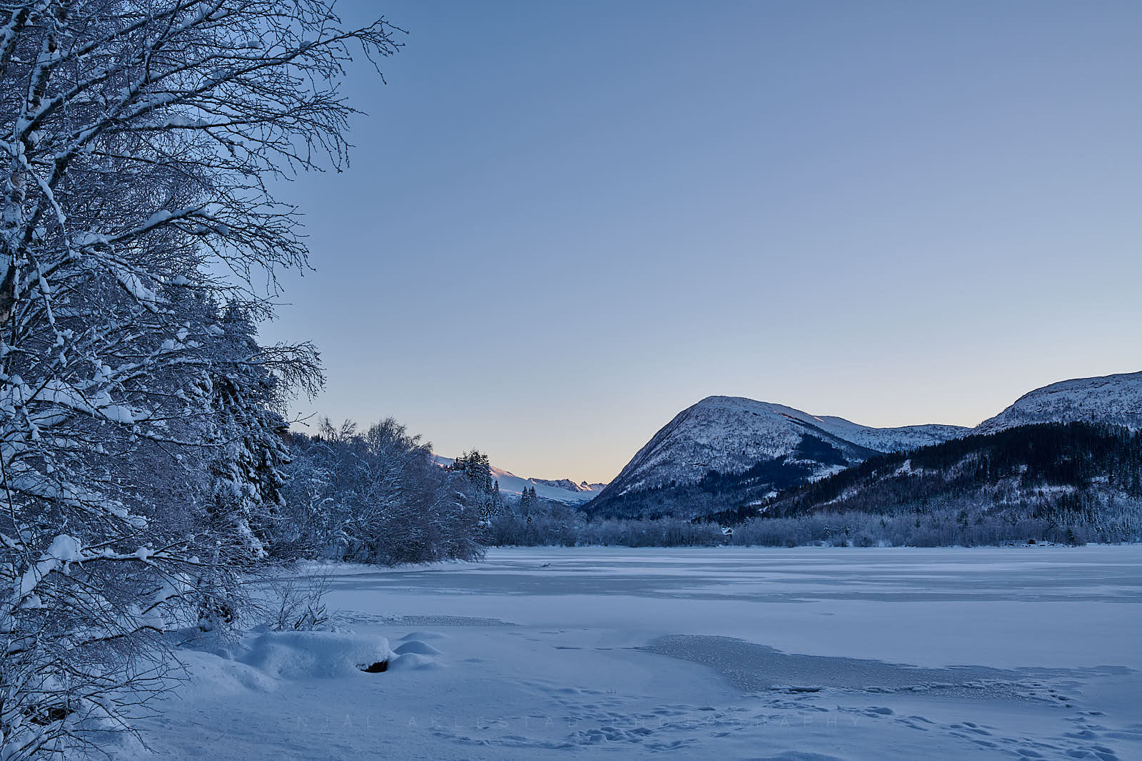 En vinterdag på Hovdevatnet. Soloppgang.